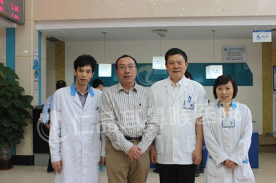 图：北京同仁医院杨庆文（左一）与仁品医生