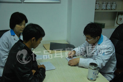 图：陈兵教授与患者通过写字交流