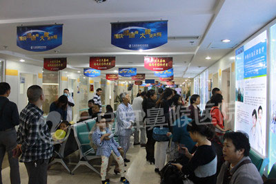 图：在医院候诊室候诊的患者