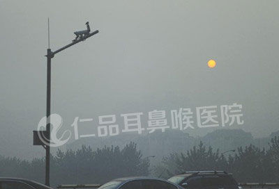 12月2日上午，天府大道，雾霾中的太阳若隐若现。当日成都空气重度污染。